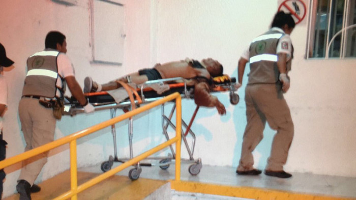Das Opfer einer Schießerei, bei der 14 Menschen getötet wurden, wird in Chihuahua, Mexiko, ins Krankenhaus gebracht. Foto: epa/Jonathan Fernandez 