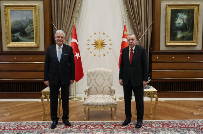 Türkischer Präsident Recep Tayyip Erdogan (R) und der Präsident der UN-Vollversammlung Volkan Bozkir (L) posieren vor ihrem Treffen auf dem Präsidentenplatz in Ankara. Foto: epa/Pressestelle Des Türkischen Präsidenten