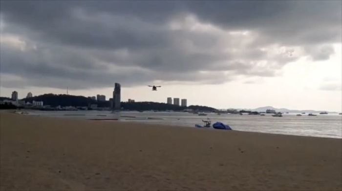 Drohnen-Überwachung am Pattaya Beach: Personen, die am Strand oder auf der Promenade aufgegriffen werden, droht die sofortige Festnahme, warnt die Polizei. Foto: Screenshot YouTube