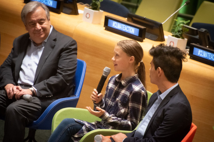 Greta Thunberg (M), Umweltaktivistin aus Schweden, spricht neben Antonio Guterres (l), UN-Generalsekretär, während des UN-Jugendklimagipfels im Hauptsit der UN. Foto: Carina Karlovits/Bundesheer/dpa