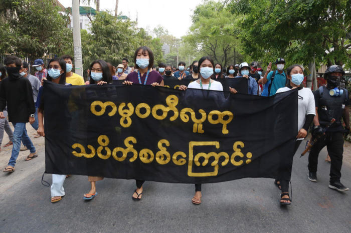 Demonstration gegen den Militärputsch in Myanmar, in Mandalay. Foto: epa/Stringer