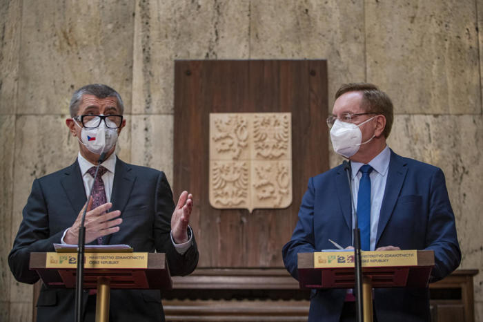 Der neu ernannte tschechische Gesundheitsminister Petr Arenberger (R) und der tschechische Premierminister Andrej Babis (L) sprechen während einer Pressekonferenz nach ihrem Treffen in Prag zu den Medien. Foto: epa/Martin Divisek