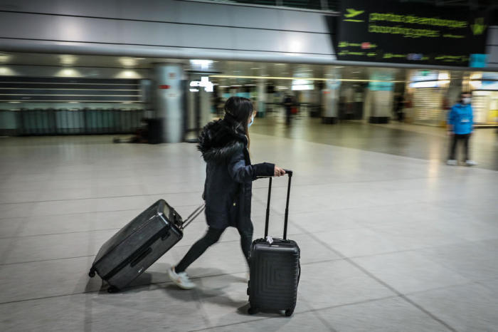 Ein Fahrgast geht am Abflugterminal des Flughafens Lissabon vorbei. Foto: epa/Miguel A. Lopes