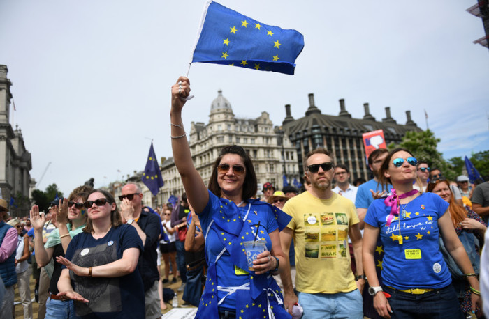 Brexit-Gegner demonstrieren in London. Foto: epa/Andy Rain