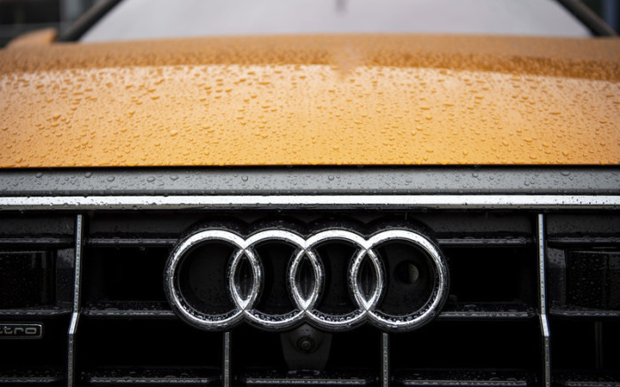 Das Audi-Logo ist auf einem Auto vor der Audi-Zentrale während der Bilanzpressekonferenz in Ingolstadt zu sehen. Foto: epa/Lukas Barth-tuttas