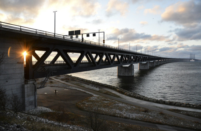Die Sonne geht über der Öresundbrücke zwischen Schweden und Dänemark unter. Archivfoto: epa/JOHAN NILSSON