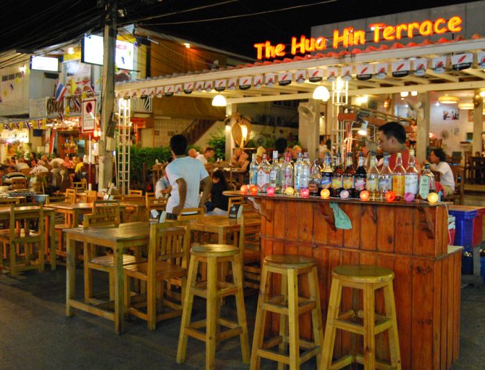 Der Hua Hin Night Market umfasst eine Vielzahl kleiner Stände, Bars und Geschäfte. Foto: Tourism Authority of Thailand