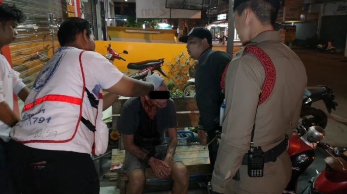 Der verletzte Ausländer wird von Sanitätern versorgt. Foto: Screenshot / Youtube