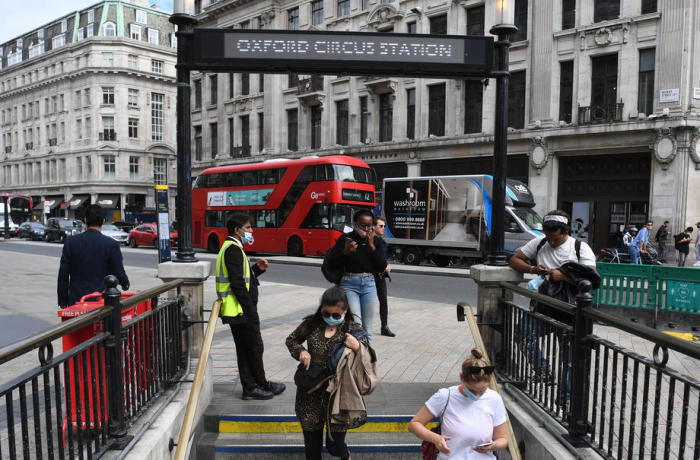 Reisende tragen eine Maske, wenn sie eine U-Bahn-Station entlang der belebten Einkaufszone der Oxford Street in London betreten. Foto: epa/Neil-halle