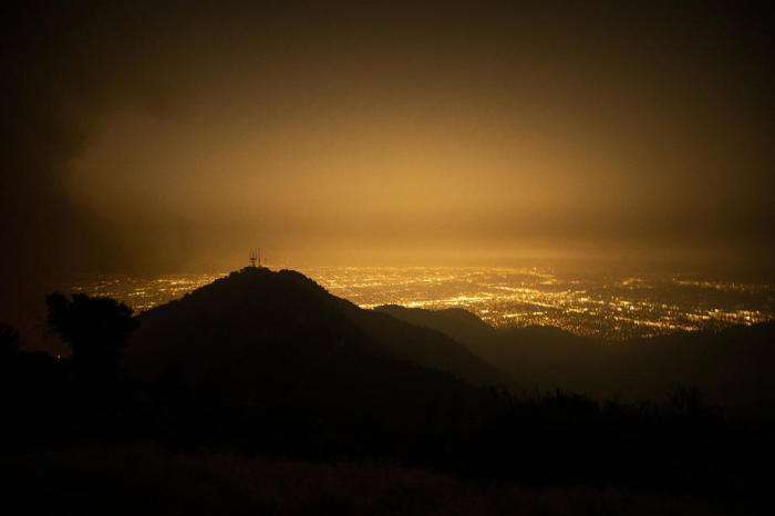 Der Rauch des Bobcat-Feuers hängt über den Städten Pasadena und Altadena in der Luft, wie von der Nähe des Mount Wilson Observatoriums im Angeles National Forest aus gesehen. Foto: epa/Etienne Laurent
