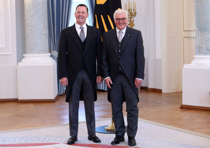 US-Botschafter Richard Grenell (l.) und Bundespräsident Frank-Walter Steinmeier (r.). Foto: epa/Felipe Trueba