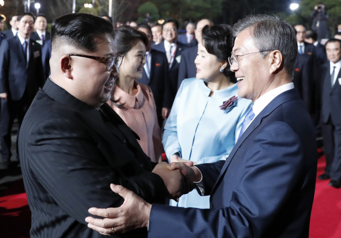 Der südkoreanische Präsident Moon Jae-in (R) sieht den nordkoreanische Machthaber Kim Jong-un. Foto: epa/Korea Summit Press