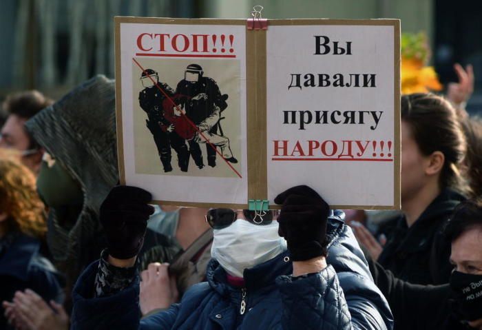 Belarussische Rentner und Studenten marschieren während einer Kundgebung zum Protest gegen die Ergebnisse der Präsidentschaftswahlen in Minsk. Foto: epa/Str