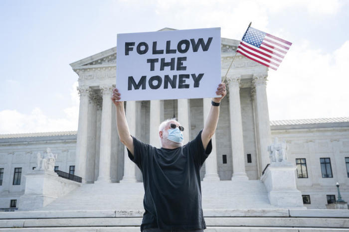 Bill Christeson protestiert vor dem Obersten Gerichtshof, da dieser über zwei Fälle entscheidet, in denen es um den Erwerb der Finanzunterlagen von Präsident Trump, einschließlich seiner Steuererklärungen, in Washington... Foto: epa/Jim Lo Scalzo