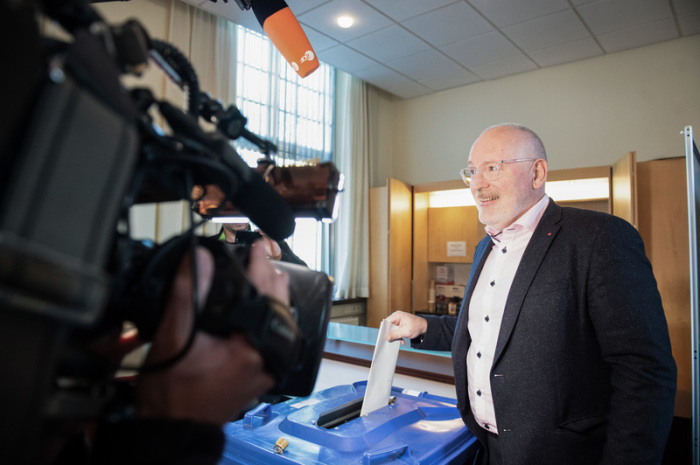 Frans Timmermans, gibt seine Stimme für die Europawahl in einem Wahllokal ab. Foto: Anthony Dehez/European Parliament/dpa