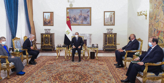 Der ägyptische Präsident Abdel Fattah al-Sisi (C) trifft den israelischen Außenminister Yair Lapid (2-L) in Kairo. Foto: epa/Ägyptische PrÄsidentschaft Handout
