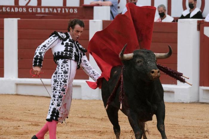 Der spanische Stierkämpfer Finito de Cordoba in Aktion während eines Stierkampfes anlässlich der Stierkampfmesse Begona in der Stierkampfarena El Bibio in Gijon. Foto: epa/Paco Paredes