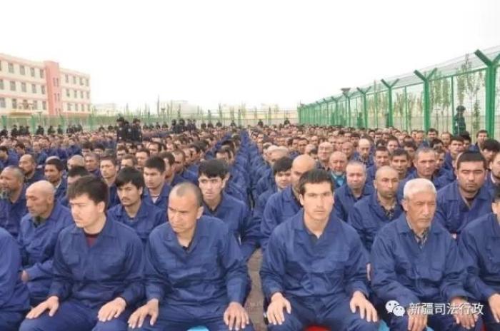Social Media Post der Regierung im April 2017 zeigt Gefangene in einem Umerziehungslager in der Region Lop, Verwaltungsbezirk Hotan, Xinjiang. Foto: hrw.org/Screenshot