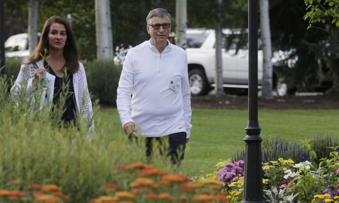 Microsoft Mitbegründer Bill Gates (R) und seine Frau Melinda Gates (L). Foto: epa/Andrew Gombert