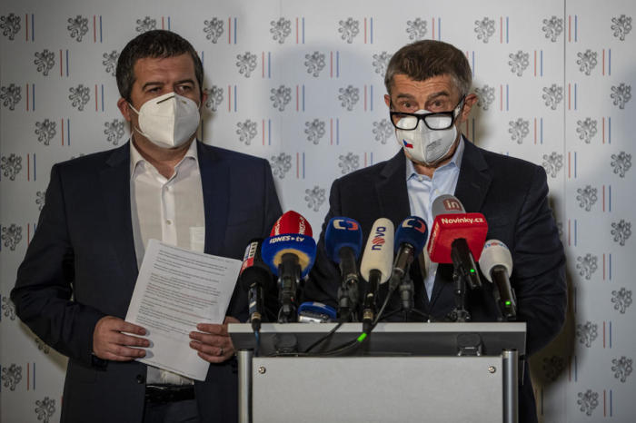 Der tschechische Außenminister Jan Hamacek (L) und der tschechische Premierminister Andrej Babis (R) sprechen auf einer gemeinsamen Pressekonferenz im Czernin-Palast in Prag. Foto: epa/Martin Divisek