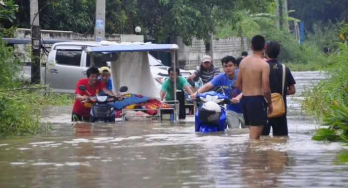 Die nordöstliche Provinzhauptstadt wurde schwer vom Hochwasser getroffen. Auch das größte Krankenhaus der Region steht unter Wasser. Foto: The Nation