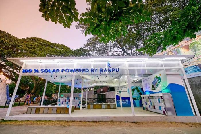 Der Energieversorgers Banpu hat auf dem Cicada Market eine Solartankstelle zum Aufladen von Handyakkus installiert. Foto: Banpu Infinergy