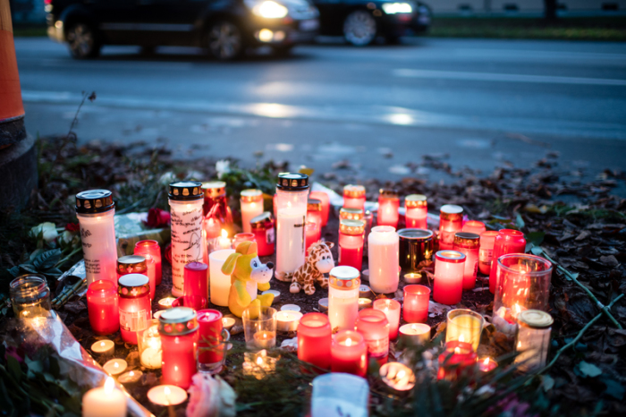 Kerzen und Blumen liegen an der Unfallstelle, an der am 15.11. ein 14-Jähriger zu Tode gekommen ist. Foto: Matthias Balk/Dpa