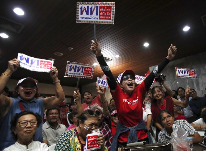 Anhänger der Thaksin nahen Pheu-Thai-Partei in Jubellaune, trotz des Vorsprungs der PPRP.  Foto: epa/Rungroj Yongrit