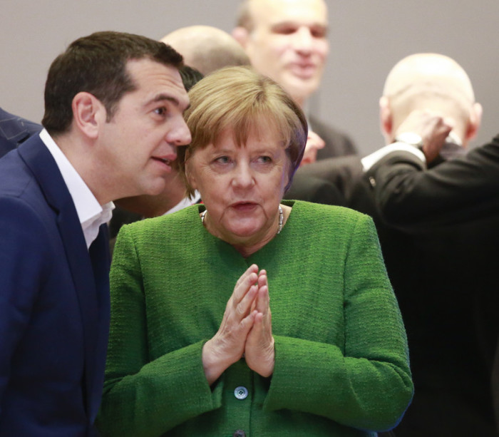 Deutschlands Kanzlerin Angela Merkel (r.) und der griechische Premier Alexis Tsipras. Foto: epa/Olivier Hoslet