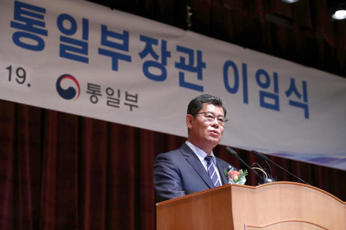 Der scheidende Wiedervereinigungsminister Südkoreas, Kim Yeon-chul, spricht während seiner Abschiedsfeier im Regierungskomplex. Foto: epa/Yonhap