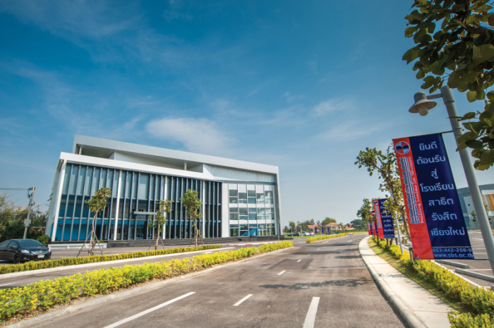 Der SBS-Campus wurde 2013 gebaut und bietet modernste Ausstattung und Räumlichkeiten. Fotos: SBS