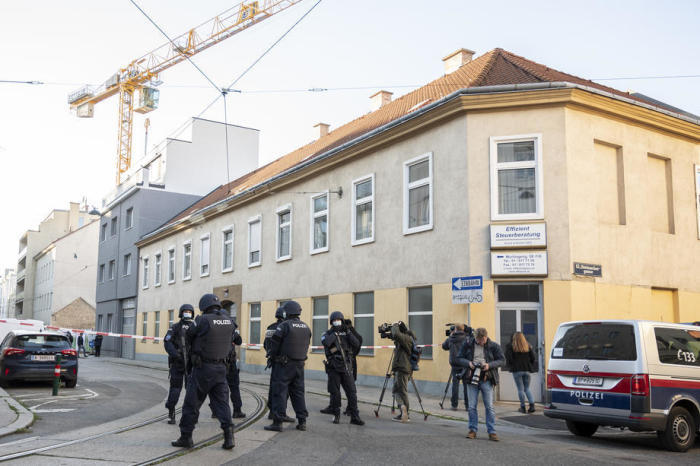 Bewaffnete österreichische Polizisten bei einer Razzia in einer Moschee in Wien. Foto: epa/Felix Huber