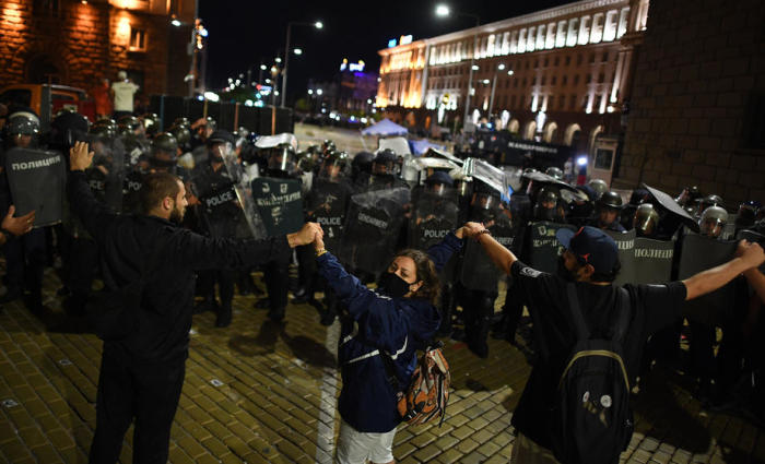 Während eines regierungsfeindlichen Protests vor dem Parlamentsgebäude in Sofia riefen die Menschen Parolen. Foto: epa/Borislav Troshev