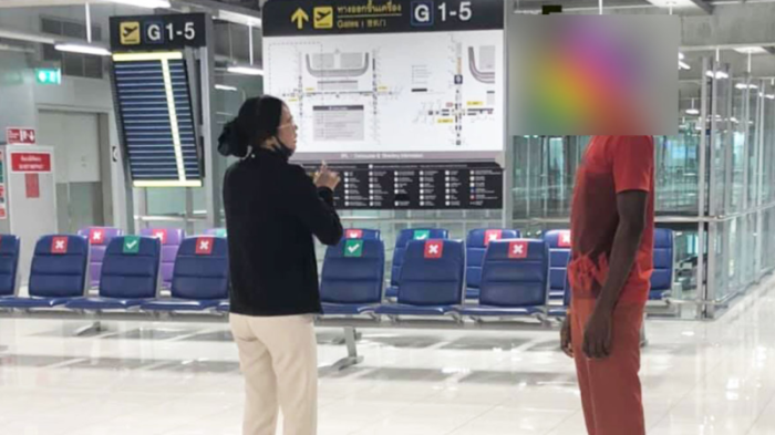 Seit drei Monaten sitzt ein Ausländer auf dem internationalen Flughafen Suvarnabhumi in Bangkok fest. Der Nigerianer lobt die dort erfahrene Fürsorglichkeit der Einheimischen. Foto: Khaosod