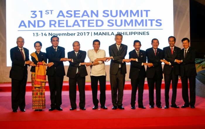 Die 10 ASEAN-Staatschefs nahmen die Vorschläge von Thailands Premierminister Prayut Chan-o-cha (3. v. l.) positiv auf.  Foto: epa/Aaron Favila