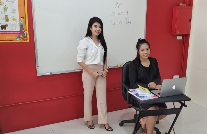 In der Easy ABC Sprachschule Pattaya wird großen Wert auf den persönlichen Kontakt zu den Schülern/-innen gelegt – auch beim Online-Unterricht! Die beiden deutschsprachigen Lehrerinnen Wimmy und Nam stehen live am Computer Rede und Antwort.