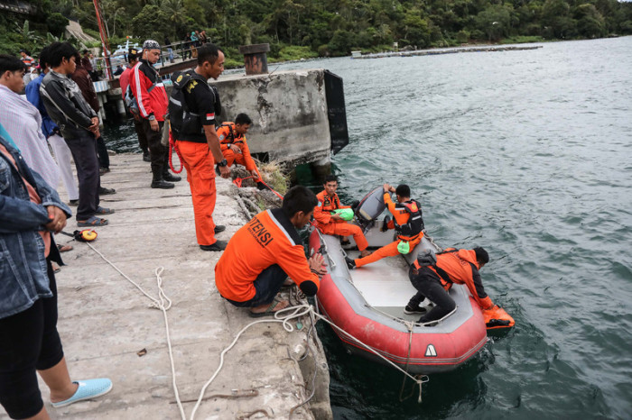 Rettungskräfte bereiten ihr Boot zur Bergung der Schiffsbrüchigen vor Foto: epa/Dedi Sinuaji