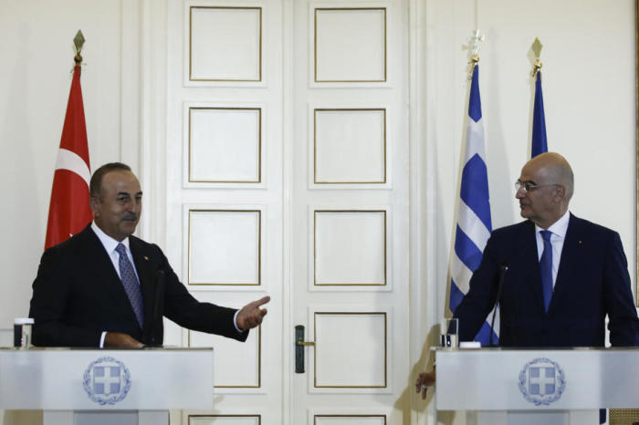 Der türkische Außenminister Mevlut Cavusoglu (L) spricht neben dem griechischen Außenminister Nikos Dendias (R) während gemeinsamer Erklärungen nach ihrem Treffen, in Athen. Foto: epa/Yannis Kolesidis