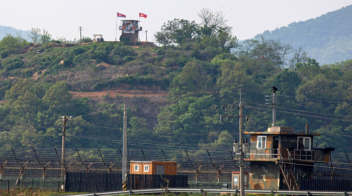 Ein nordkoreanischer Grenzposten (oben) und ein südkoreanischer Grenzposten (vorne) stehen sich über die innerkoreanische Grenze nahe der Stadt Paju, Gyeonggi-do, Südkorea, gegenüber. Foto; epa/Jeon Heon-Kyun