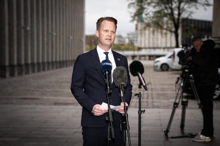 Außenminister Jeppe Kofod aus Dänemark hält im Anschluss eine Pressekonferenz vor der Haustür ab. Foto: epa/Emil Helms
