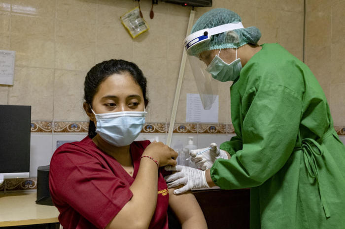 Ein medizinisches Personal injiziert eine Patientenattrappe als Teil einer COVID-19-Impfübung in Denpasar. Foto: epa/Made Nagi