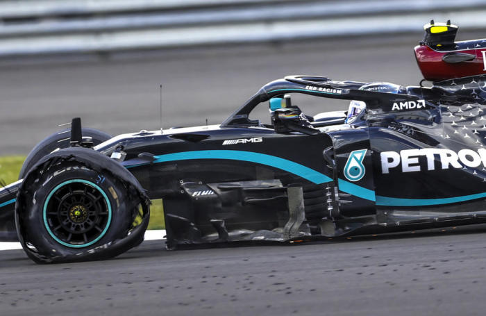 Der britische Formel-1-Pilot Lewis Hamilton von Mercedes-AMG Petronas hat beim Großen Preis von Großbritannien in der Formel 1 2020 auf der Rennstrecke von Silverstone einen platten Reifen. Foto: epa/Andrew Boyers