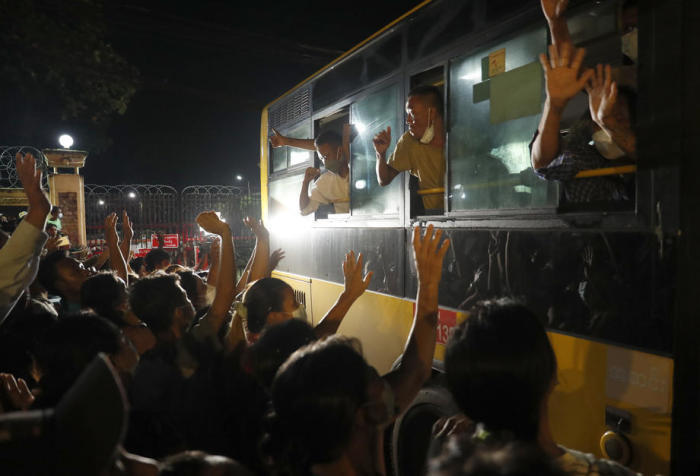 Freilassene Häftlinge begrüßen ihre Freunde und Familienangehörigen vor dem Insein-Gefängnis in Yangon. Foto: epa/Stringer
