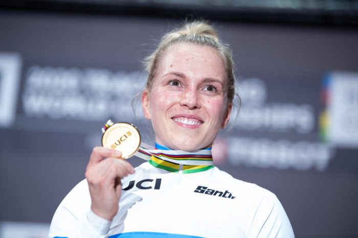 Emma Hinze aus Deutschland zeigt ihre Goldmedaille. Auch mit einem Jahr Verzögerung blickt die dreimalige Bahnrad-Weltmeisterin optimistisch auf die Olympischen Spiele in Tokio. Foto: Sebastian Gollnow/dpa