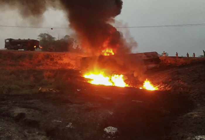 Nigeria kommt nicht zur Ruhe. Am 11. Januar explodierte ein Tanklastzug auf dem Ikom-Calabar Highway, einer von vielen Vorfällen. Foto: epa/Str