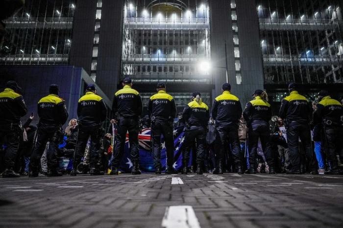Menschen protestieren in Den Haag gegen die von der niederländischen Regierung angekündigte Abriegelung. Foto: epa/Phil Nijhuis