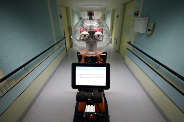 Roboter Ringo wartet im Krankenhaus Waldkliniken Eisenberg auf einen Patienten zum Geh-Training. 