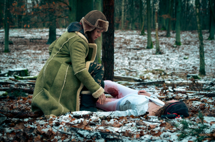 Die Bloggerin Charlie (Stefanie Stappenbeck) findet an einem eiskalten Wintertag im Wald die tote Joggerin Carolina Gröning (Tatiana Nekrasov) in einer Szene des «Tatort: Tiere der Großstadt». Foto: Conny Klein/Rbb/dpa