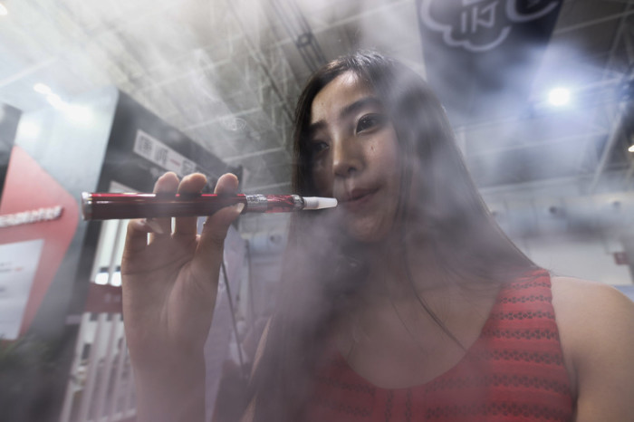 Der Import, Verkauf und Service von E-Zigaretten ist in Thailand verboten, das Rauchen an sich ist gesetzlich nicht geregelt. Foto: epa/Rolex de la Pena