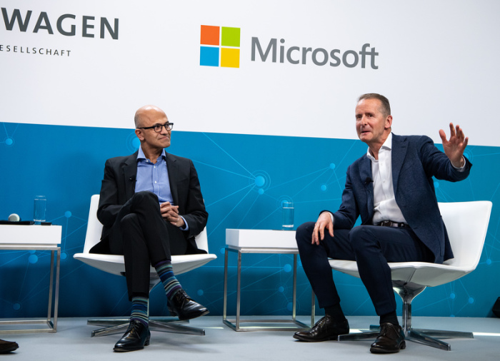 Herbert Diess (r), Vorstandsvorsitzender der Volkswagen AG, und Satya Nadella, CEO von Microsoft, sitzen anlässlich eines 